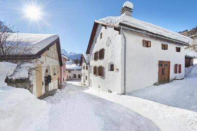 Chasa Engadina oben | Wohnung im 1.Obergeschoss- Ferien im Baudenkmal