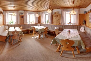 Neuhaushof - Chiemgau Karte - Doppelzimmer 4 mit Zustellbetten, Etagendusche und WC, Balkon