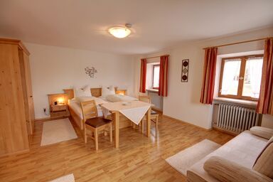 Neuhaushof - Chiemgau Karte - Doppelzimmer 3 und 4 mit Zustellbetten, Etagendusche und WC, Balkon