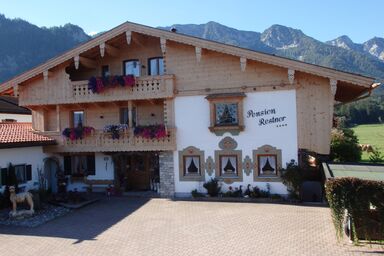 Pension Restner - Chiemgau Karte - Doppelzimmer mit Zustellbett, Balkon und Dusche und WC