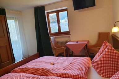 Haus Matzl - Doppelzimmer Nr. 5 mit Dusche und WC, Balkon, TV, WLAN