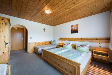 Ferienpension Steiner - Dreibettzimmer, Dusche oder Bad, Balkon