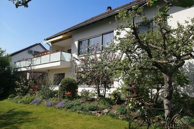 Große Ferienwohnung in Sinbronn mit Grill, Terrasse und Garten