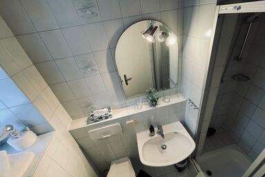 Gästehaus Germania - Dreibettzimmer Nr. 2 mit Dusche/WC und Terrasse