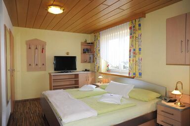 Pension/Ferienwohnung Gästehaus Stern - Doppelzimmer 8 - Harlachberg mit Balkon