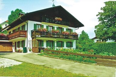 Dachgeschosswohnung mit toller Aussicht vom Balkon auf den wenige Meter entfernten See