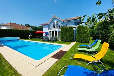 Villa mit Pool: Leon’s Holiday Homes