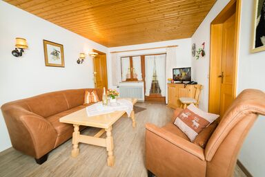 Stockinger Hof inkl. Chiemgaukarte - Ferienwohnung Hochfelln 55 qm, Balkon, Küche, 2 Schlafzimmer, 1 Wohnschlafzimmer