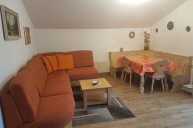 Ferienwohnungen Stockinger - Ferienwohnung Traunstein 80 qm, Balkon, Küche, 3 Schlafzimmer, Wohnzimmer, WLAN