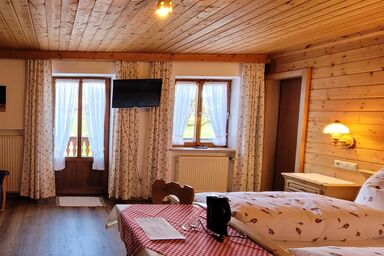 Ingerlhof - Chiemgau Karte - Doppelzimmer Nr. 3 mit Dusche und WC und Balkon