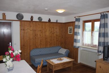 Allinger Hof - Ferienwohnung Enzian 42qm, Balkon, Kochnische, 1 Schlafzimmer, Wohnzimmer