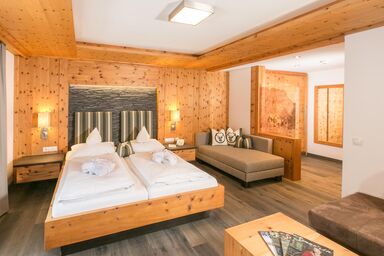 Landhotel Alpenhof - Zimmer "Zirbenstein mit Ostbalkon", 4-6 Nächte