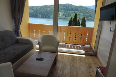 Pension Sedlak und Golfappartements - Familienzimmer mit Balkon und Seeblick
