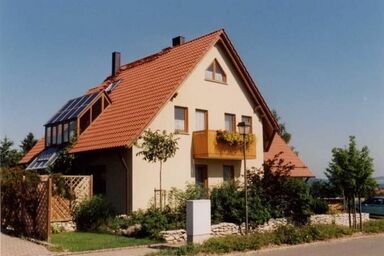 Komfortable Ferienwohnung in Ebensfeld mit Terrasse, Grill und Garten