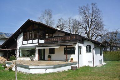 Ferienhaus in Sonnenbichl mit Garten, Terrasse und Grill