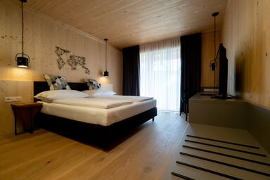 GästeHAUS & HOFladen Familie Öllerer - Zimmer Steffi - Factory style "weniger ist mehr"