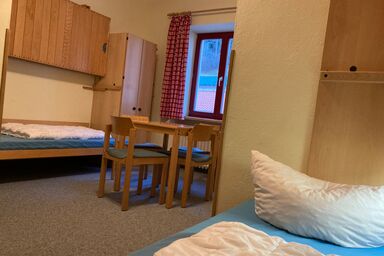 ALPEN EXPERIENCE - CVJM Aktivzentrum Hintersee, Jugendgästehaus - Mehrbettzimmer Bergseite, 3-4 Personen, Dusche/WC, Einzelbetten