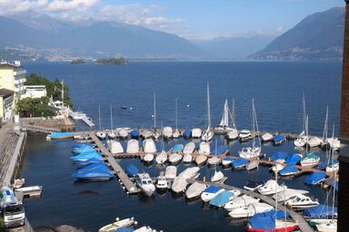 Attica Wohnung mit grosser Terrasse und Blick auf den Yachthafen