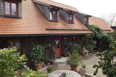 Ferienwohnung Lippert - Ferienwohnung Lippert (60qm) für 2 Erwachsene und 2 Kinder mit 1 Schlafzimmer, 1 offene Schlafkoje, Terrasse im Garten