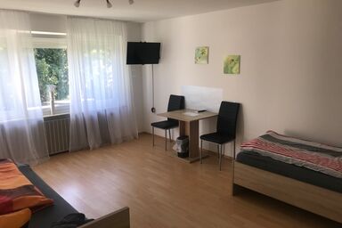 Ferienwohnung Asum Dasing - Wohnung Anika 1 - Helle FeWo mit 4 Schlafräumen, Platz für  6 Personen, Wohnraum, Küche und Balkon & kostenfreiem WLAN