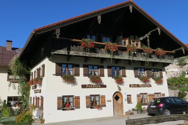 Pension Haus Marianne - Chiemgau Karte - Doppelzimmer Bergblick mit Dusche und WC ohne Balkon