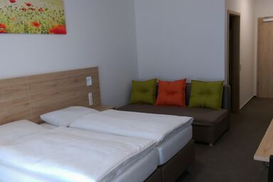 Gasthaus Pension Rezatgrund - Komfortzimmer für 4 Personen mit Doppelbett und Schlafcouch mit Balkon