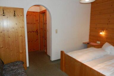 Antik – Wellness Pension Holzknechthof - Doppelzimmer Hof (7)