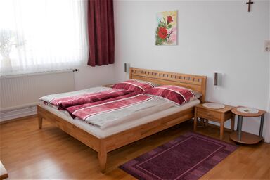 Gertis Blumenhof Privatzimmer, Ferienwohnung - Doppelzimmer 1 mit kostenfreiem WLAN und Gemeinschaftsküche