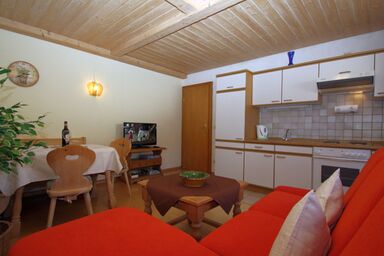 Ferienwohnungen Elisabeth - Chiemgau Karte - Ferienwohnung Falkenstein 2 Pers., Südterrasse, 53 qm, Schlafzimmer, Küchenzeile