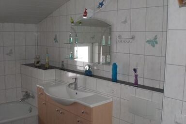 Ferienwohnungen Esterer - Ferienwohnung  DG, 2-5 Pers., 2 Schlafzimmer, Du/WC + Badewanne, Ostbalkon