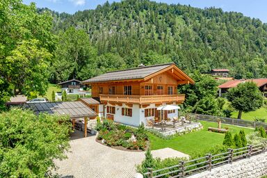 Chalet unter weiß-blauem Himmel - Exclusives Ferienhaus für bis zu 8 Pers., Wellnesbereich, Terrasse, Garten, Carport