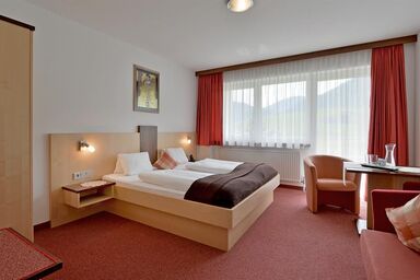 Hotel Garni Tirol - Fam. Hauser - App."IV -  DU/ WC, Wohn-/Schlafraum