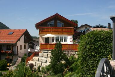 Pension Bergblick inkl. Chiemgaukarte - Ferienhaus Westernberg 95qm, Balkon, 2 Schlafzimmer, Wohnzimmer, WLAN, 4 Pers.