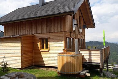 Gemütliche Bergehütte für acht Personen mit Outdoor-Badefass und Sauna