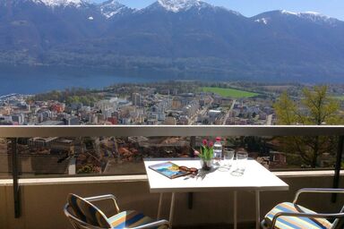 Ferienwohnung mit Panoramasicht, Gemeinschaftspool, Liegewiese und Pergola