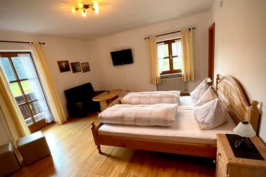 Ferienhaus Daxenberger - Doppelzimmer Kampenwand 24 qm mit Balkon und Bergblick