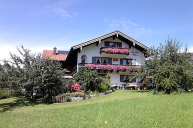 Haus Gehmacher-Maier - Chiemgau Karte - Doppelzimmer mit zusätzlichem Liegesofa, Dusche und WC und Balkon