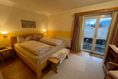 Pension Haus Marianne - Chiemgau Karte - Ferienwohnung für 2 Personen, Schlafzimmer, Küchenzeile, 43 qm