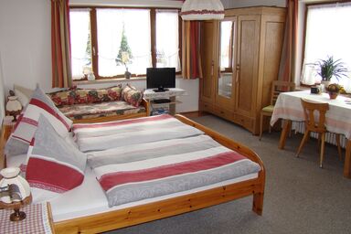 Gästehaus St. Bartholomä - Großes Gästezimmer 25 qm mit Alpenrundblick am Samerberg auf 700 m