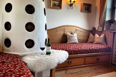 Ferienwohnung Kathi - Ferienwohnung mit 2 separaten Schlafzimmern, Wohnraum mit Kachelofen, Bergblick