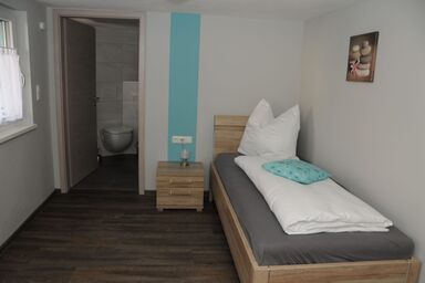 Landgasthof und Pension "Zum Löwen" - Einzelzimmer mit kleinem Kühlschrank