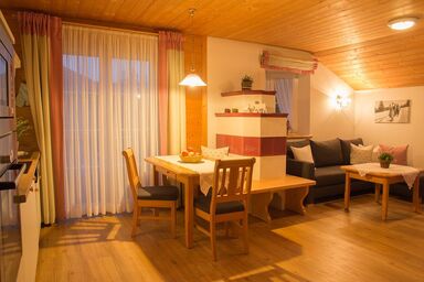 Alpenrösle Ferienwohnungen - Wohnung 1, 52qm,  2 Pers., Kachelofen, Balkon