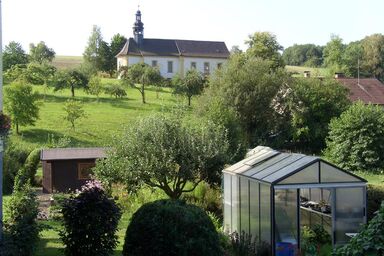 Ruhige Ferienwohnung mit Garten und Blick zur Wallfahrtskirche