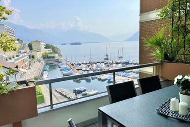 Ferienwohnung mit grosser Terrasse und Blick auf den Yachthafen, Innenpool und Sauna