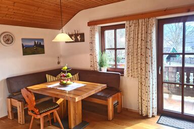 Ferienwohnungen Hamberger - Ferienwohnung Sommerflieder 45 qm separates Schlafzimmer, zwei Bäder, Süd-Balkon