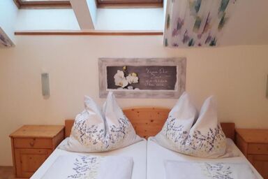 Weingut Krell - Doppelzimmer mit WC und Dusche