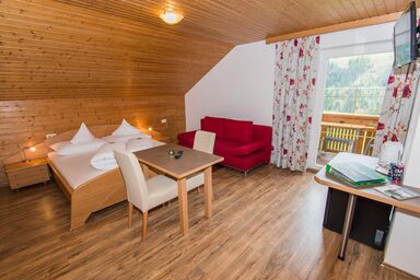 Haus Guggenberger - Doppelzimmer mit Balkon und Bergblick