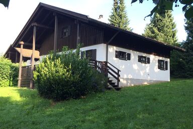 Ferienhaus im Grünen mit Fass-Sauna im Garten