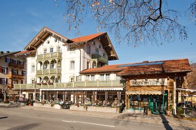 Café Chiemgau und Gästehaus - Ferienwohnung 1, 39qm Balkon, Kochnische, 1 Schlafzimmer Wohnschlafzimmer, 3 P.