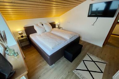 Rehblick Waging - Ferienwohnung Rehblick, 65 qm, 2 Schlafzimmer, Balkon und Terrasse